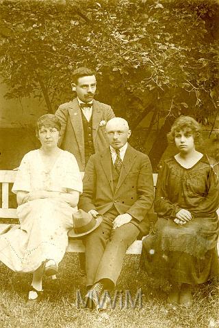 KKE 090.jpg - Adam Orzechowski ze swoją pierwszą żoną i jej rodzicami, Berezno, 1919 r.